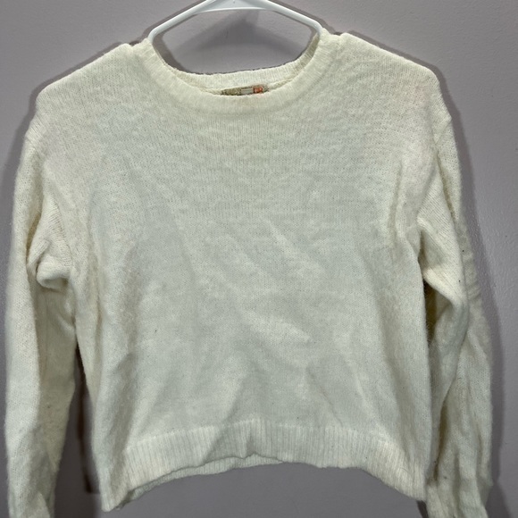 Gianni Bini Women’s White Fuzzy Crewneck Sweater - Picture 4 of 10